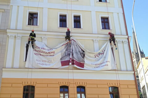 Instalace banneru na budovu v Praze