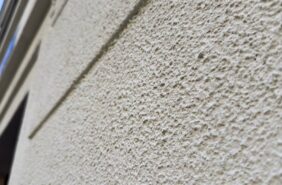 Nátěr a oprava fasády včetně klempířských prvků